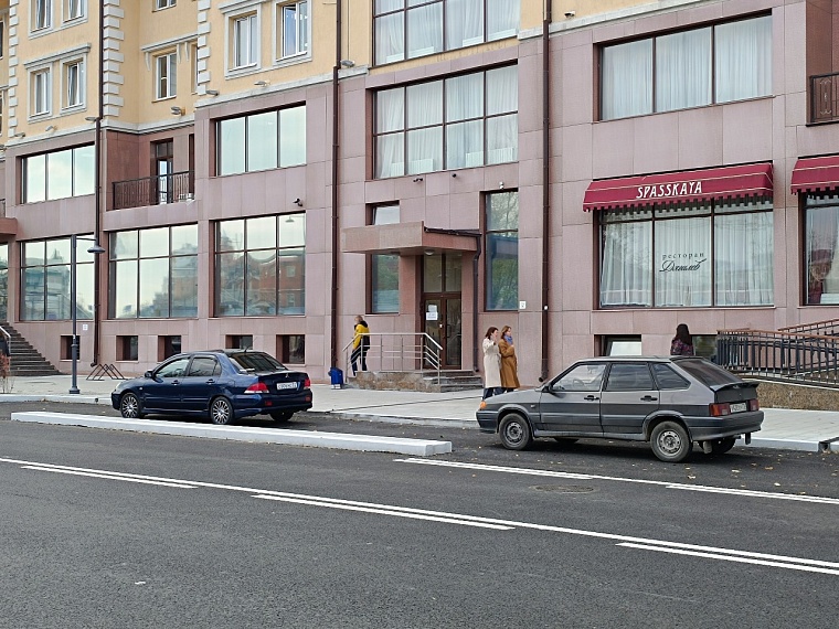 Белая брусчатка, лавочки, живая изгородь: как изменилась улица Ленина в Тюмени