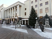 Снеговики у филармонии. Фото: Вслух.ру.