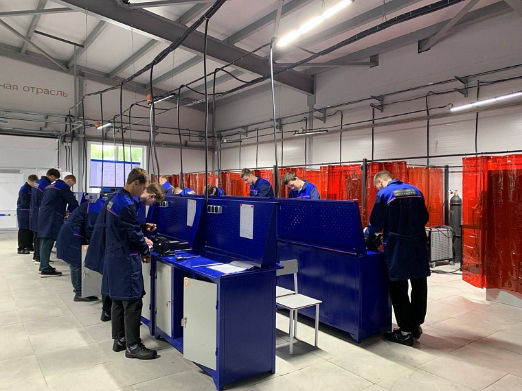 Александр Моор побывал в образовательно-производственном центре на базе тюменского колледжа