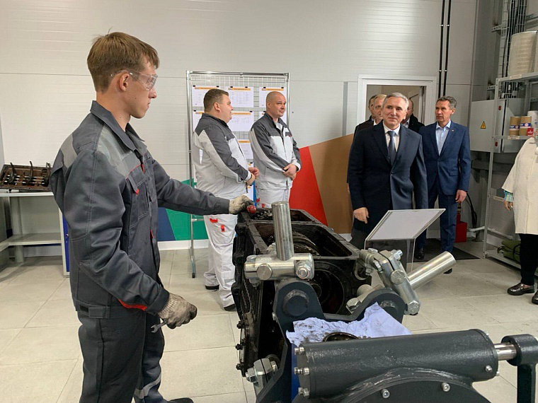 Александр Моор побывал в образовательно-производственном центре на базе тюменского колледжа