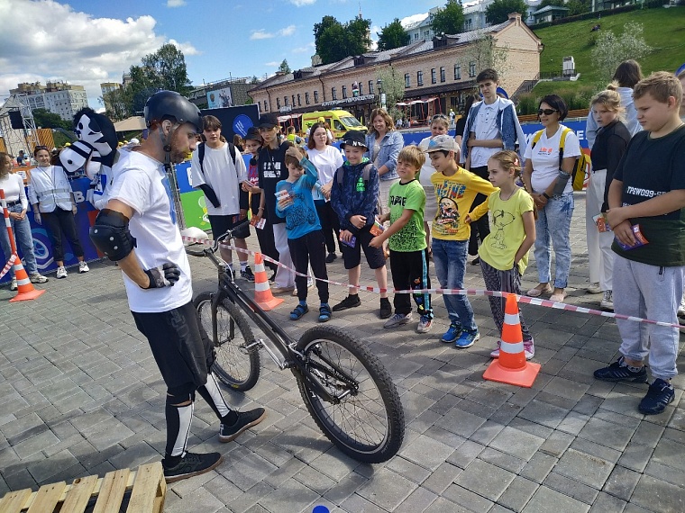 На набережной в Тюмени детям показывают трюки и учат оказывать первую помощь