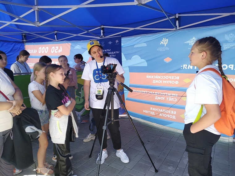 На набережной в Тюмени детям показывают трюки и учат оказывать первую помощь