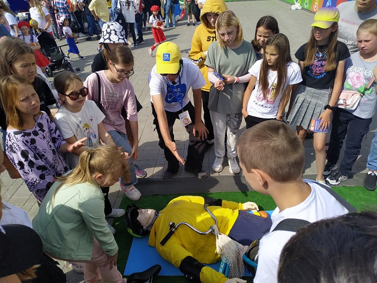 На набережной в Тюмени детям показывают трюки и учат оказывать первую помощь