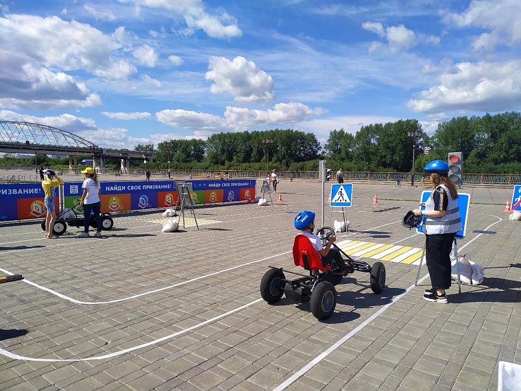 На набережной в Тюмени детям показывают трюки и учат оказывать первую помощь