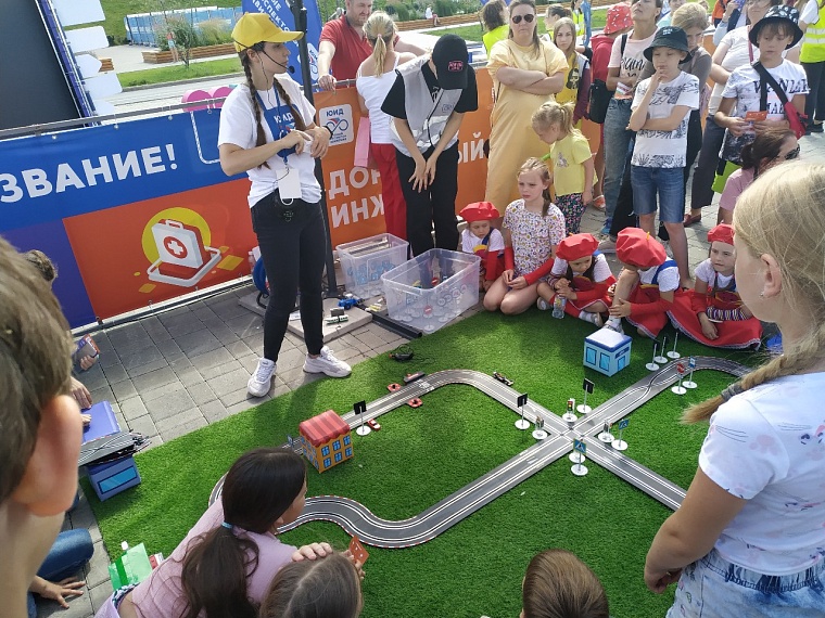 На набережной в Тюмени детям показывают трюки и учат оказывать первую помощь