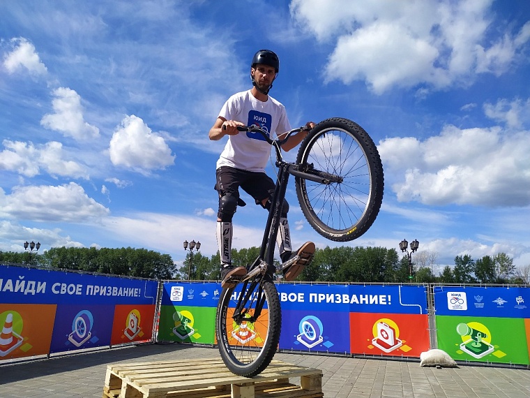 На набережной в Тюмени детям показывают трюки и учат оказывать первую помощь