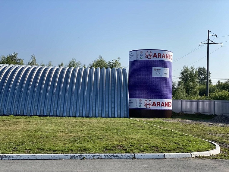 Большой рулон овощной сетки стал арт-объектом в Заводоуковске