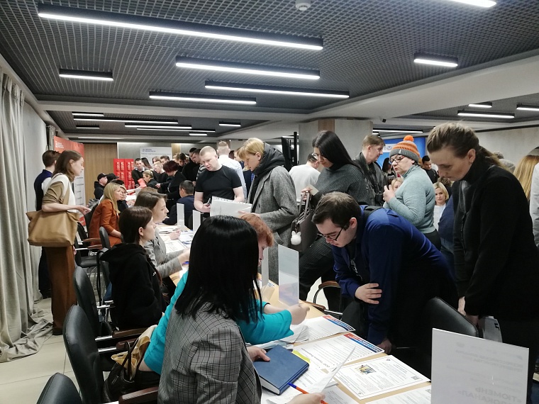 Всероссийская ярмарка трудоустройства в Тюмени: куда идти школьникам, студентам, вахтовикам