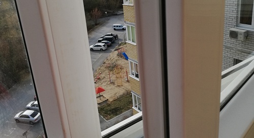 Тюменским родителям напомнили, как защитить ребенка от падения из окна