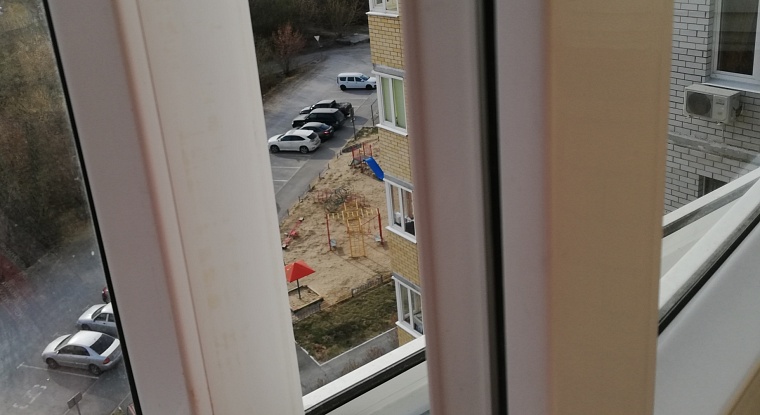 Тюменским родителям напомнили, как защитить ребенка от падения из окна