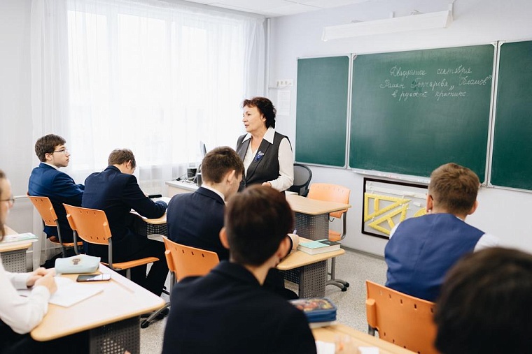 Александр Моор поздравил тюменских педагогов с профессиональным праздником