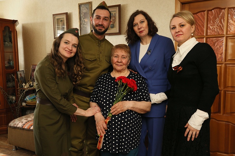 Представители ООО «Газпром добыча Уренгой» и Совета молодых ученых и специалистов компании поздравили с Днем Победы бывшего работника Общества — ветерана Великой Отечественной войны.