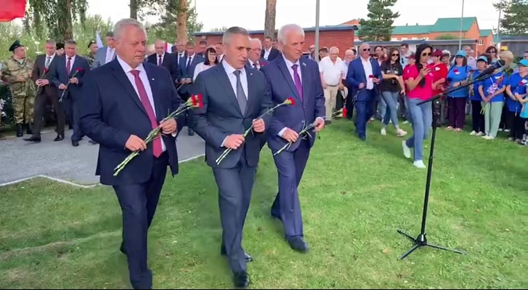 В Нижней Тавде открыли памятник участникам СВО