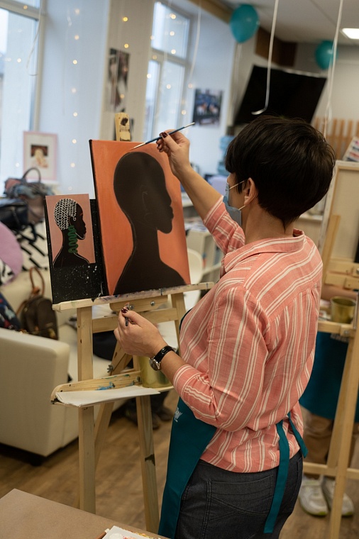 Жители Тобольска попробовали себя в живописи на мастер-классах московской студии Draw&Go