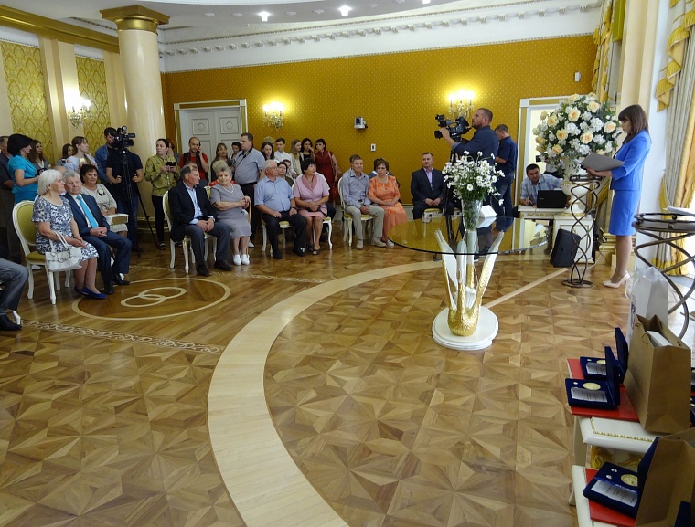 Тюменские семьи получили медали «За любовь и верность»