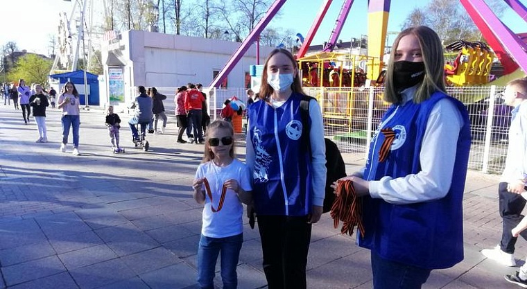 Тюменцам в канун 9 мая раздают георгиевские ленточки