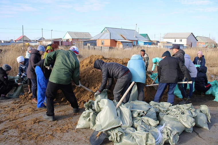 Две тысячи добровольцев помогли укрепить дамбы в селе Казанское