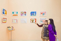 Детские рисунки украсили стены Тюменского драмтеатра