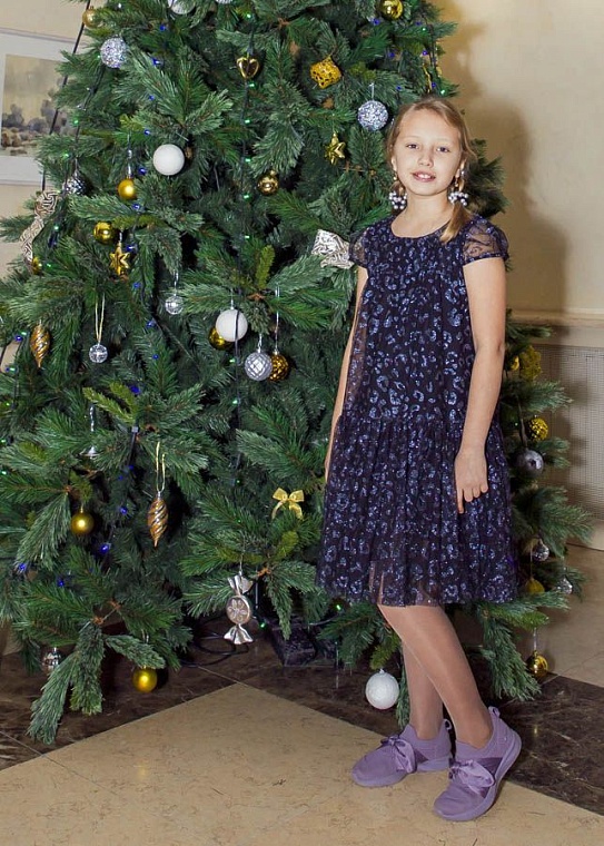 Детские рисунки украсили стены Тюменского драмтеатра