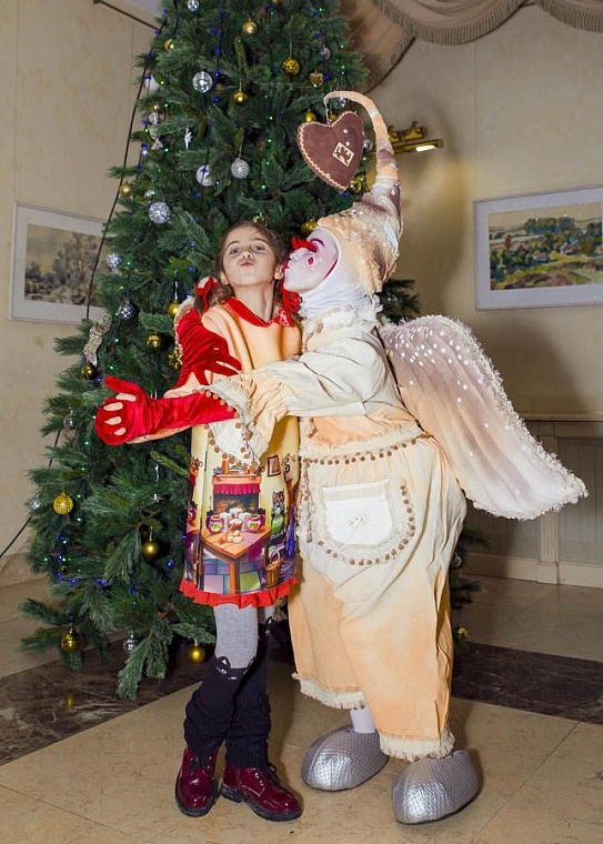 Детские рисунки украсили стены Тюменского драмтеатра