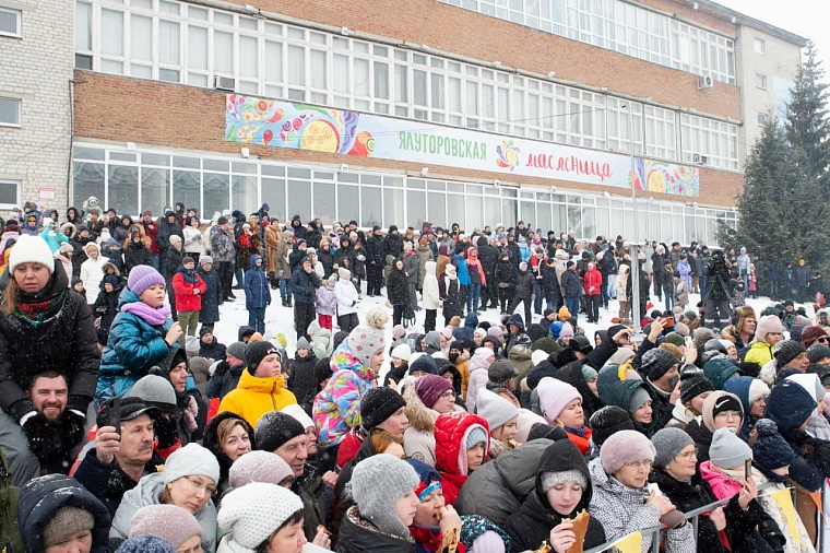 В Ялуторовске испекли очередной трёхметровый блин