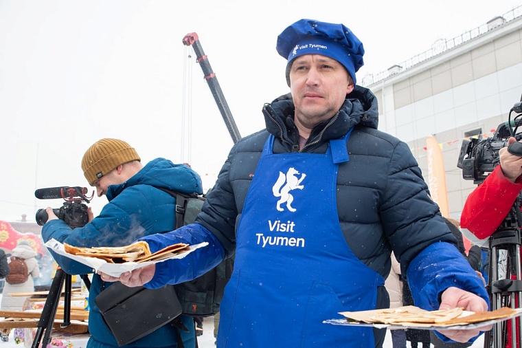 В Ялуторовске испекли очередной трёхметровый блин