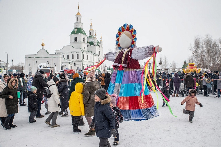 В Ялуторовске испекли очередной трёхметровый блин