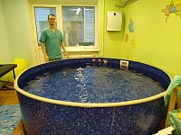 Александр Хмара показывает, как выглядит бассейн в его физкультурно-оздоровительном центре