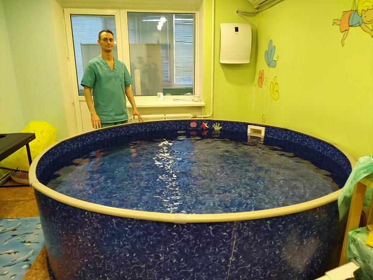 Александр Хмара показывает, как выглядит бассейн в его физкультурно-оздоровительном центре