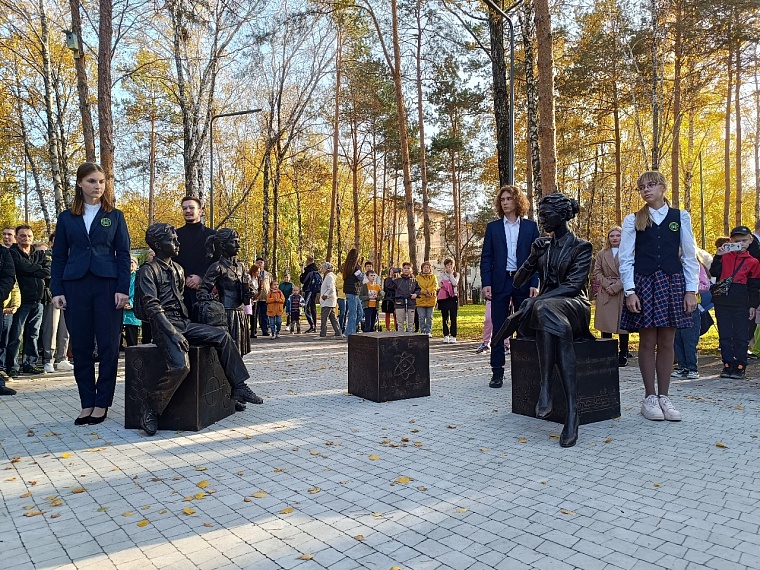 В Тюмени открыли сквер Школьный и скульптурную композицию, посвященную Учителю