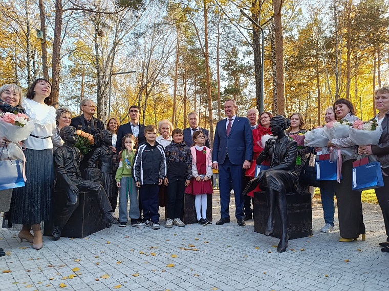 В Тюмени открыли сквер Школьный и скульптурную композицию, посвященную Учителю