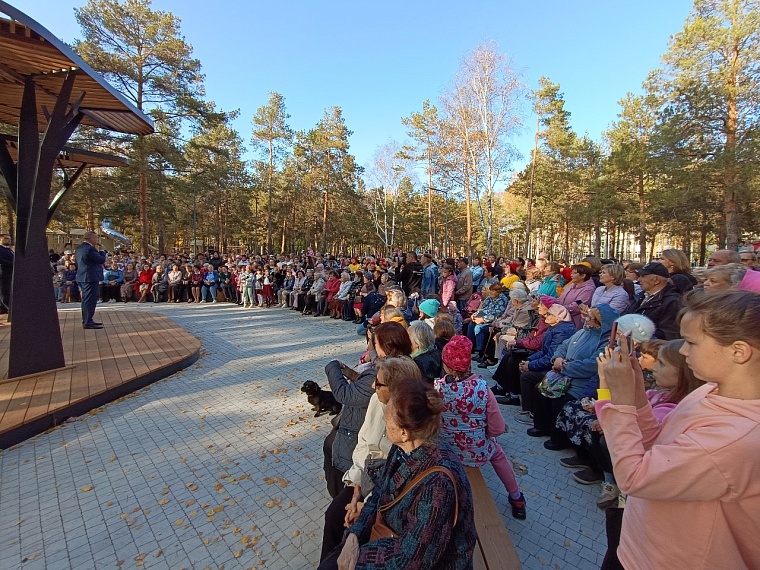 В Тюмени открыли сквер Школьный и скульптурную композицию, посвященную Учителю