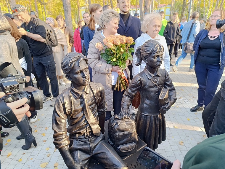 В Тюмени открыли сквер Школьный и скульптурную композицию, посвященную Учителю