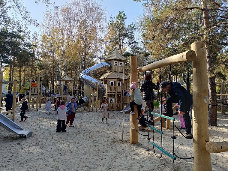 В Тюмени открыли сквер Школьный и скульптурную композицию, посвященную Учителю