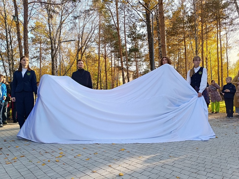 В Тюмени открыли сквер Школьный и скульптурную композицию, посвященную Учителю