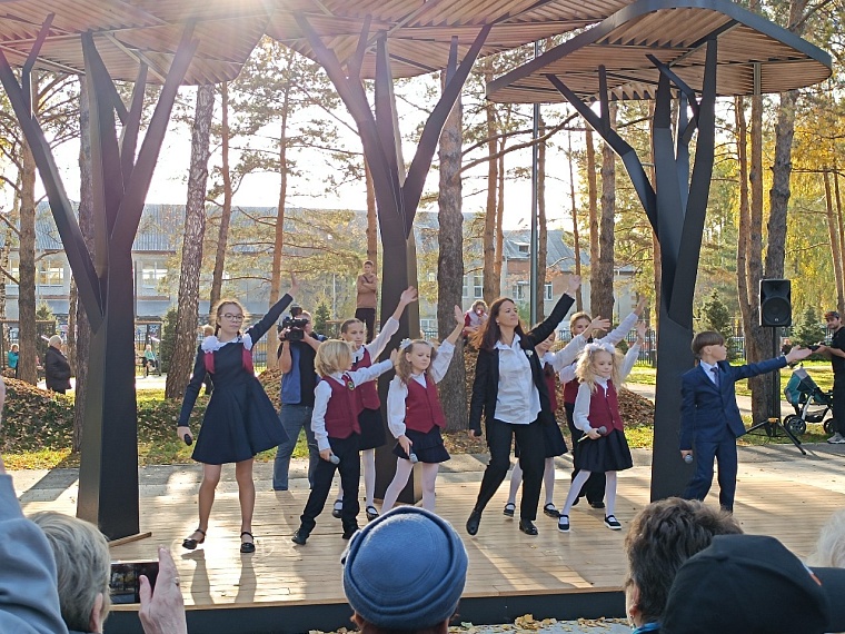 В Тюмени открыли сквер Школьный и скульптурную композицию, посвященную Учителю