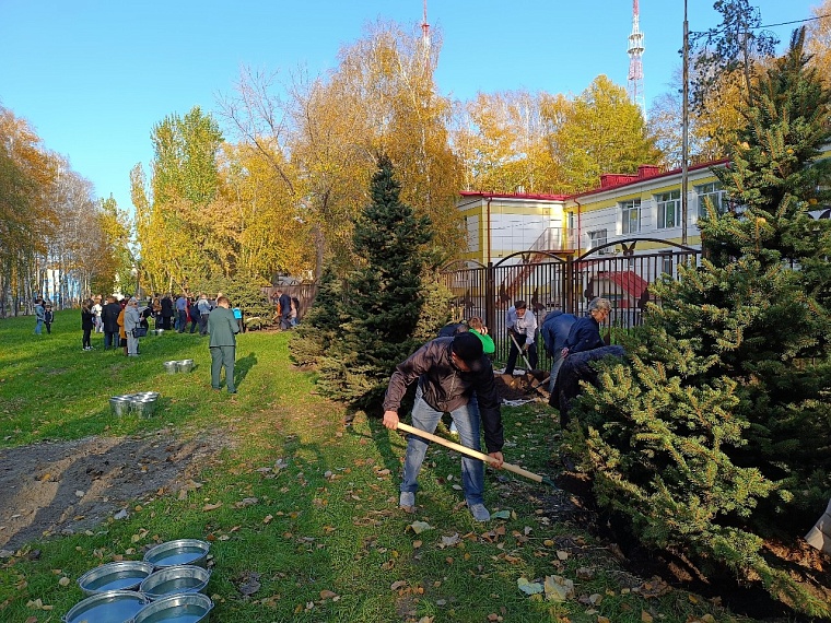 В Тюмени открыли сквер Школьный и скульптурную композицию, посвященную Учителю