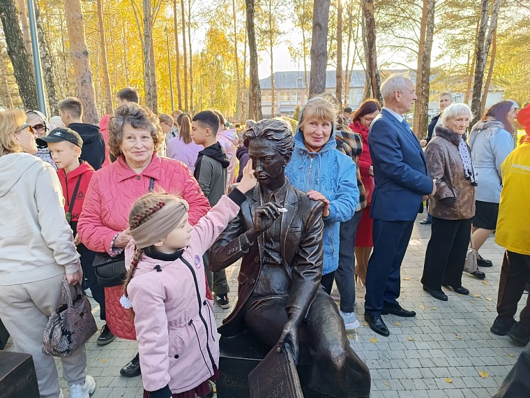 В Тюмени открыли сквер Школьный и скульптурную композицию, посвященную Учителю