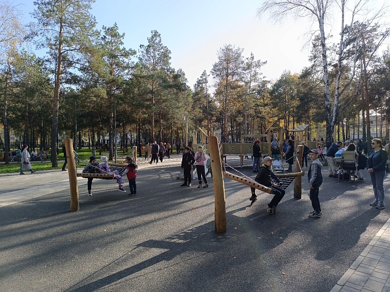 В Тюмени открыли сквер Школьный и скульптурную композицию, посвященную Учителю