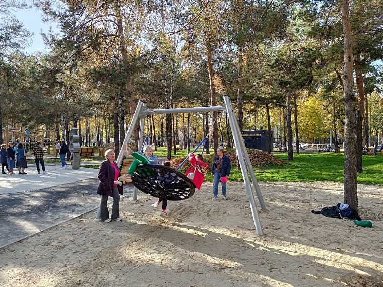 В Тюмени открыли сквер Школьный и скульптурную композицию, посвященную Учителю