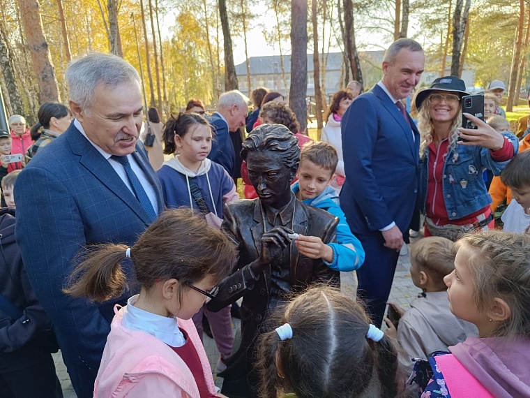 В Тюмени открыли сквер Школьный и скульптурную композицию, посвященную Учителю