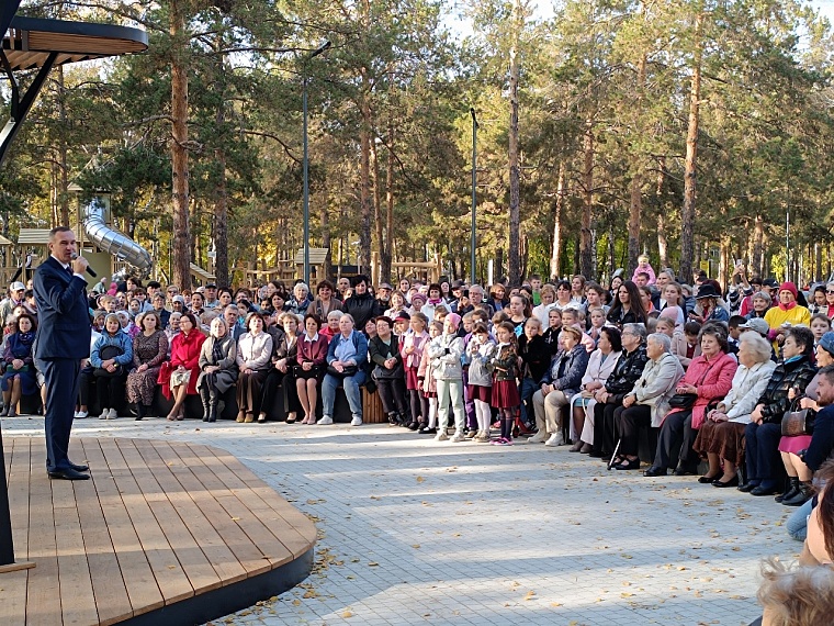 В Тюмени открыли сквер Школьный и скульптурную композицию, посвященную Учителю