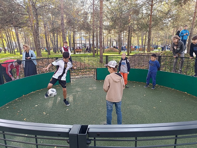 В Тюмени открыли сквер Школьный и скульптурную композицию, посвященную Учителю