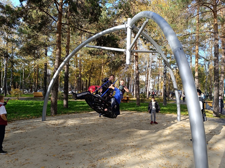 В Тюмени открыли сквер Школьный и скульптурную композицию, посвященную Учителю