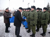 Призывникам Президентского полка подарили шахматы Анатолия Карпова