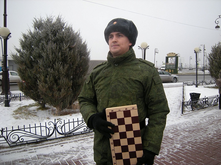 Призывникам Президентского полка подарили шахматы Анатолия Карпова