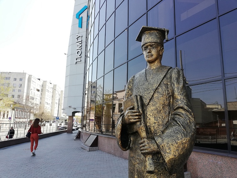 Выпускникам ТюмГУ официально разрешили использовать ИИ для подготовки дипломных проектов