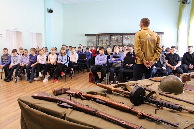 Поисковики проводят для тюменских школьников уроки мужества