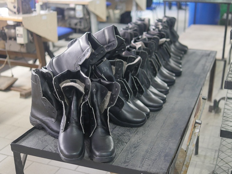 В тюменской колонии шьют зимние и летние берцы