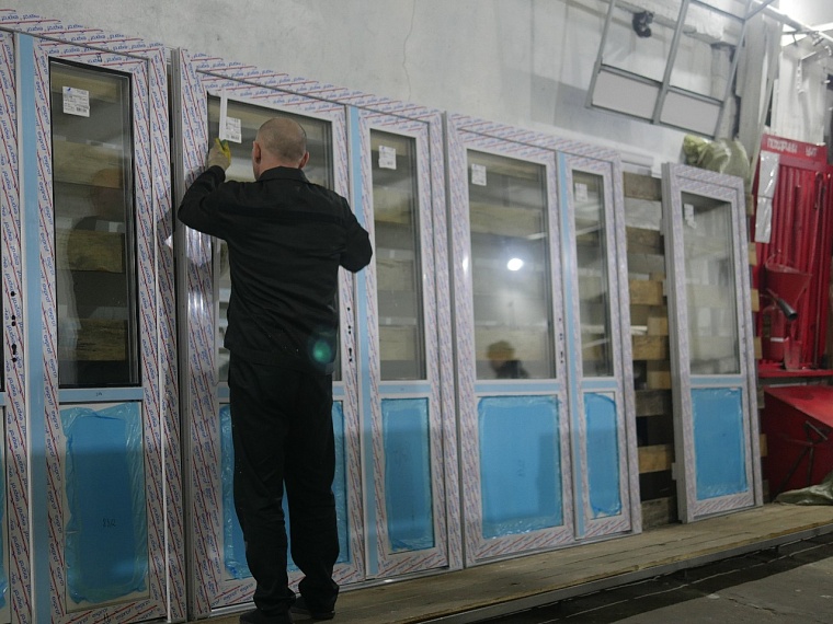 Тюменский предприниматель наладил выпуск в колонии пластиковых конструкций